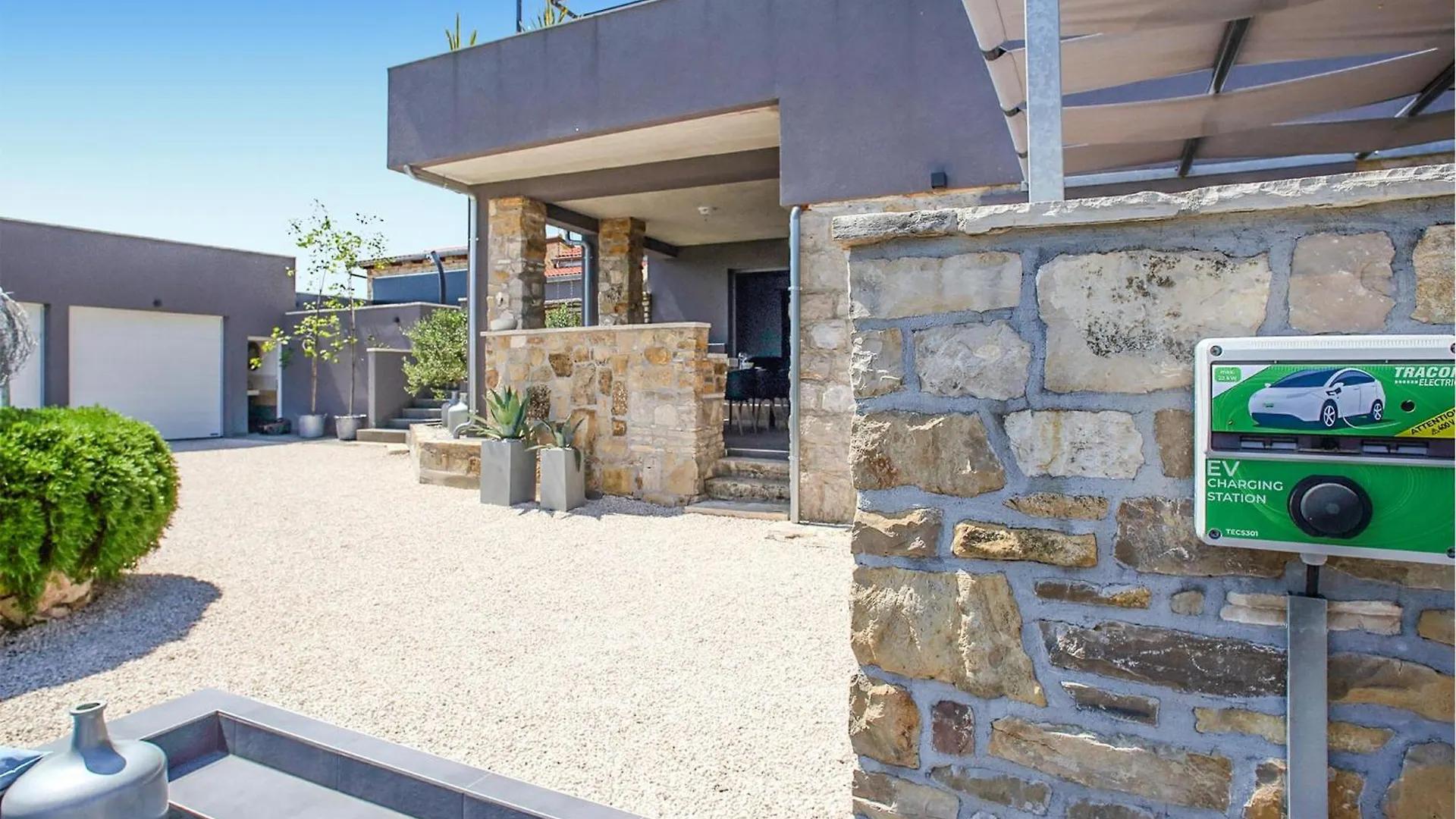 3 Bedroom Gorgeous Home In Zagrad Nadin Holiday home
